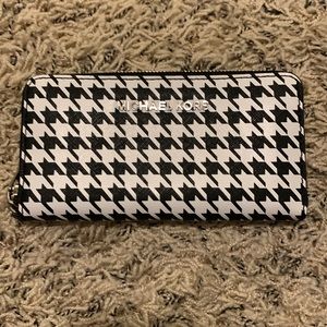 Michael Kors Houndstooth wallet
